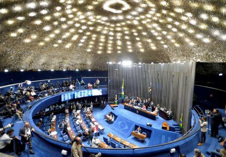 El Senado brasileño que empezó a escuchar hoy a los seis testigos de la defensa de la presidenta suspendida, Dilma Rousseff, en una nueva audiencia de la fase final del proceso que le puede costar el cargo y que concluirá la semana próxima.  / Foto: EFE