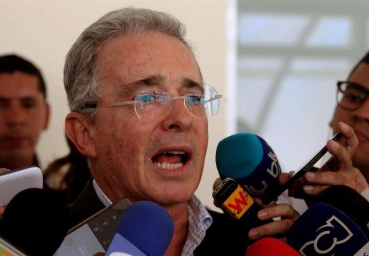 El expresidente y ahora senador de Colombia Álvaro Uribe Vélez da declaraciones a los medios de comunicación.  /  Foto: EFE Archivo