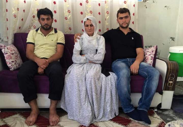 Husna Celikten, madre de Abdulalim Celikten, que murió durante la explosión de una bomba en una boda, se sienta con su hijo mayor Mehmet Cemal Celikten, a la derecha, y su hermano Mahmut Ozer en su casa en Gaziantep, el sur de Turquía.  /  Foto: AP