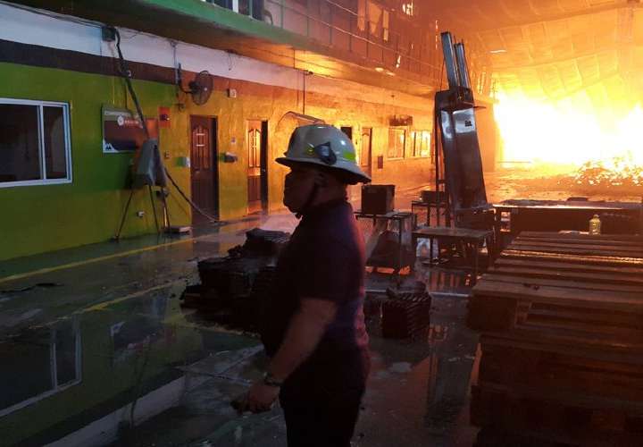 CBP lucha por extinguir incendio en fábrica 