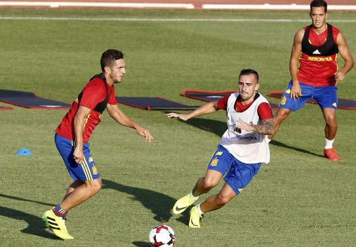 Paco Alcácer (c) en el entrenamiento de la selección de España. Foto EFE