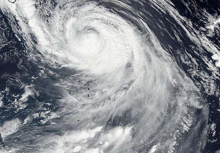 Imagen tomada por el radiómetro de infrarojo visible (VIIRS, por su sigla inglés) y facilitada por la NASA hoy, 30 de agosto de 2016, que muestra al tifón Lionrock a su llegada a la costa noreste de Japón.  /  Foto: EFE