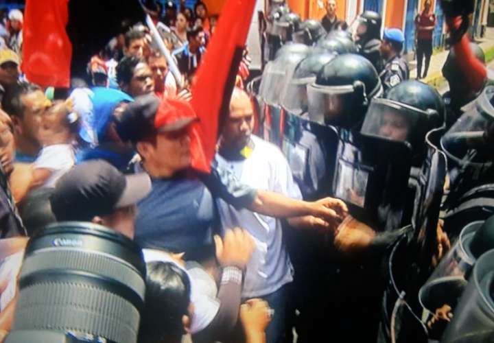 Gritos, golpes y detenciones entre indígenas y policías