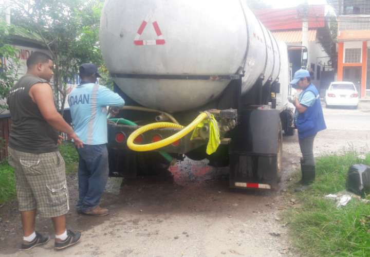 El Idaan repartió agua a los puntos altos con carros cisternas.  /  Foto: Elena Valdez