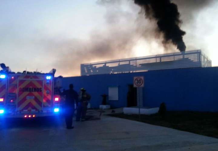 Bomberos controlan conato de incendio cerca de Santiago Mall