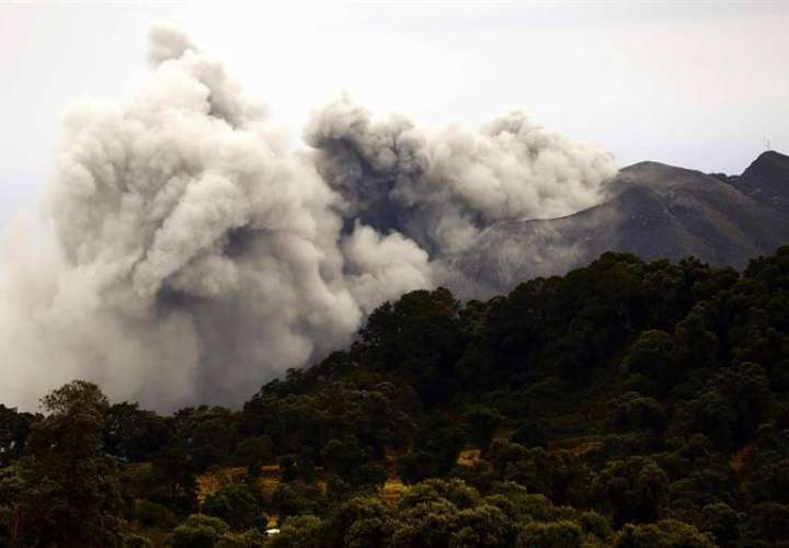 El volcán Turrialba, ubicado en el centro de Costa Rica, registró hoy una de sus erupciones de ceniza más 