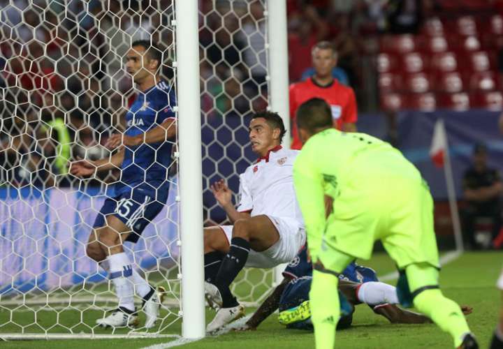 Wissam Ben Yedder (c) anotó el gol sevillista. Foto AP