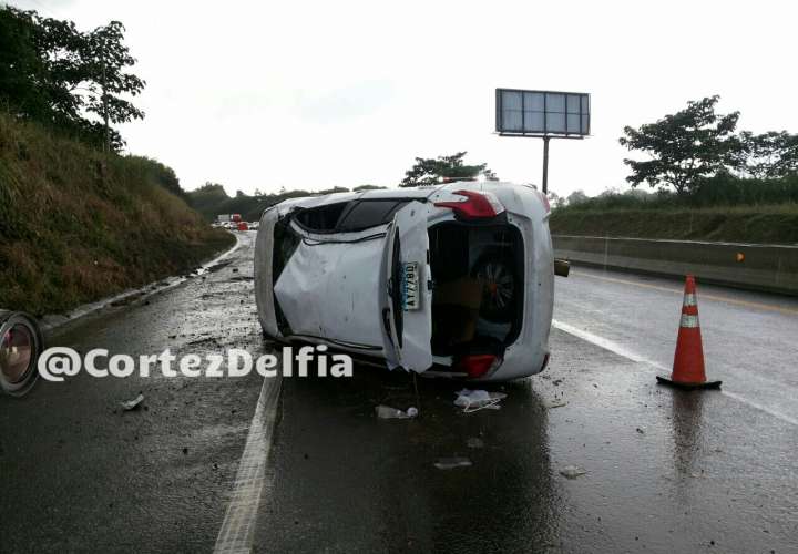 Vuelco en la autopista Panamá-Colón deja varios heridos