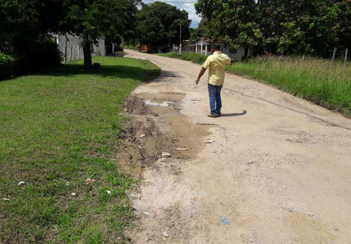 Carretera en malas condiciones en Loma Bonita de Río Hato