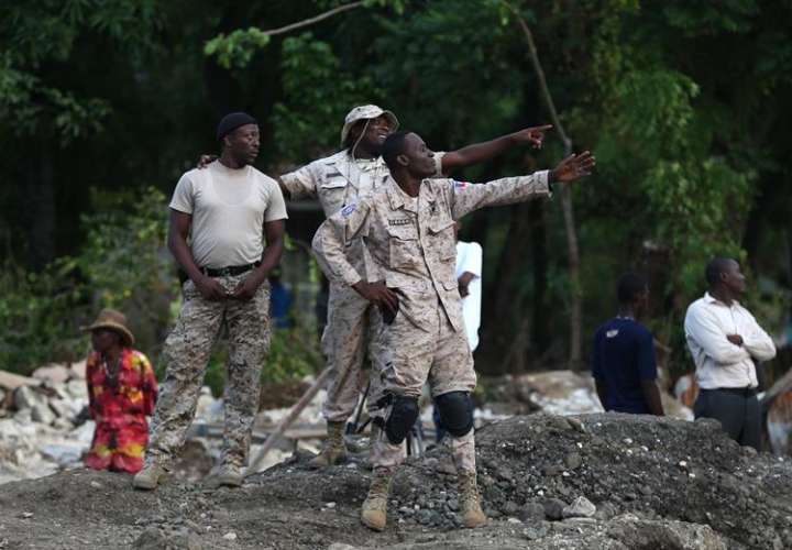 Policías haitianos vigilan desde el río La Digue afectado tras el paso del huracán Matthew, este 9 de octubre de 2016, en Petit Goave (Haití). /  Foto: EFE
