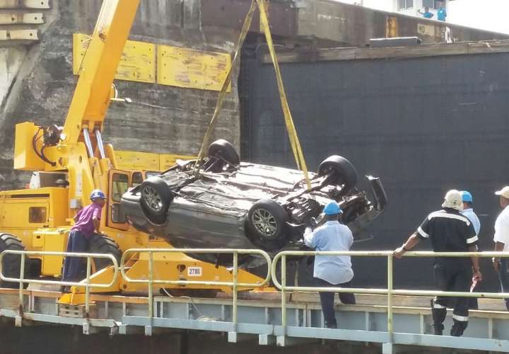 Auto cae en las esclusas de Gatún