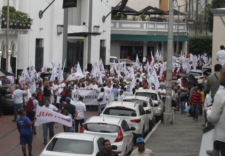 Periodistas, políticos opositores, exfuncionarios y activistas sumaron a la marcha pacífica.   Foto: Edwards Santos