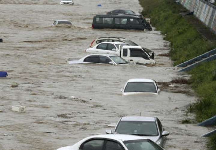El  5 de octubre pasado los vehículos quedaron sumergidos en las aguas causadas por el tifón Chaba que golpeó Gyeongju, Corea del Sur.  /  Foto: AP