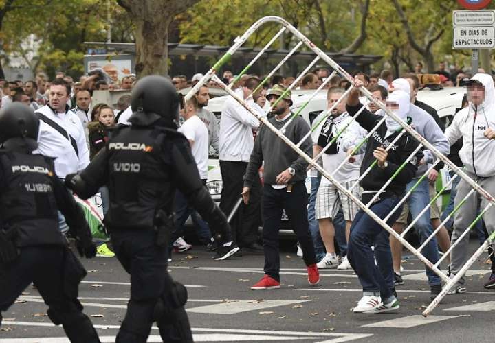 Aficionado del Legia se enfrenta con la policía en Madrid. Foto EFE