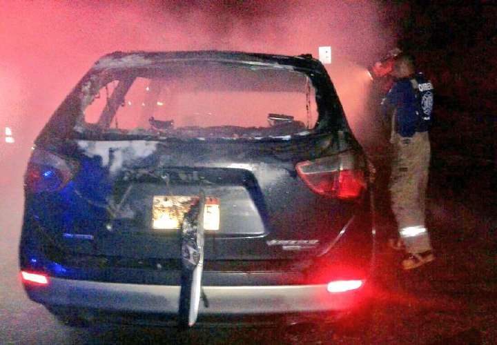 Auto se incendia en vía Panamericana 