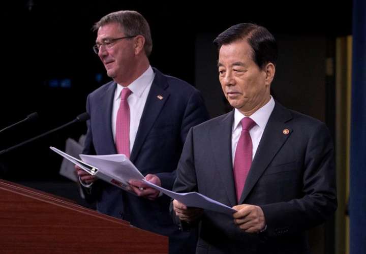 El secretario de Defensa de Estados Unidos, Ashton Carter (i), ofrece una rueda de prensa conjunta con su homólogo surcoreano, Han Min-koo (d), tras el encuentro que mantuvieron en el Pentágono en Arlington, Virginia.  /  Foto: EFE