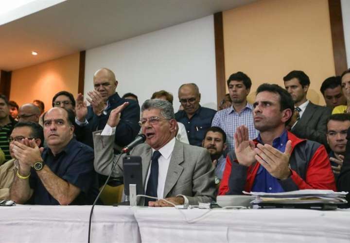 El presidente de la Asamblea Nacional, Henry Ramos Allup (c), el diputado opositor Julio Borges (i) y el gobernador de Miranda, Henrique Capriles (d), participan en una rueda de prensa hoy, viernes 21 de octubre de 2016, en Caracas (Venezuela). EFE