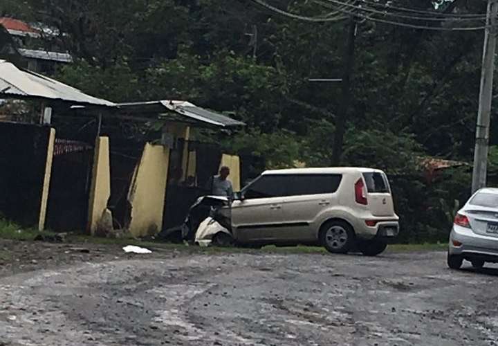 Es vehículo destruyó parte de la cerca de la vivienda.  /  Foto: Edwards Santos