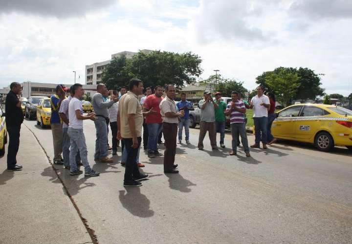 Taxistas en La Chorrera reclaman acciones en contra de taxis piratas
