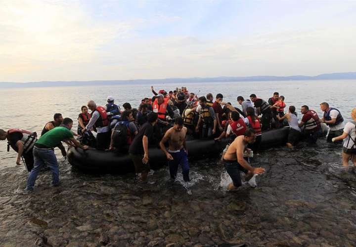 Varios inmigrantes sirios llegan en una lancha neumática a la costa de Mitilene en la isla de Lesbos, Grecia, tras cruzar el Mar Mediterráneo. /  Foto: EFE Archivo