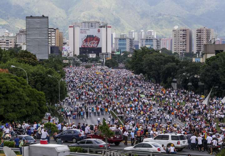 Oposición no dialogará con Maduro y anuncia manifestación
