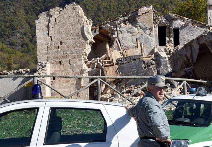 La iglesia San Salvatore destruida, un día después de que dos terremotos, uno de 5.4 y otro de 5.9 de magnitud, golpeara el centro de Italia en Campi di Norcia (Italia).   /  Foto: EFE