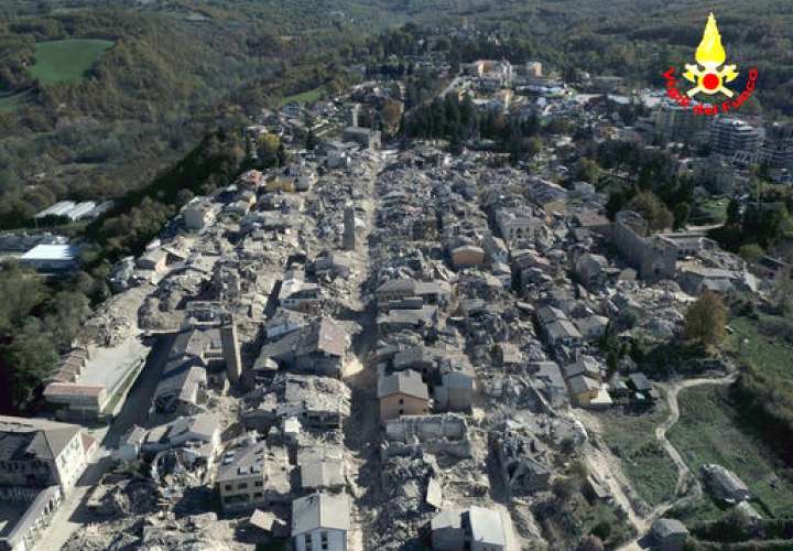 Una vista aérea de la ciudad destruida de Amatrice como un terremoto con una magnitud preliminar de 6.6 azotó el centro de Italia.  /  Foto: AP