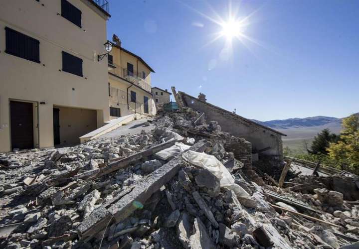 Vista general de varios edificios destruídos tras el último terremoto registrado en Castelluccio di Norcia, Italia.  /  Foto: EFE Archivo