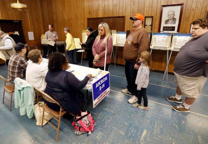 Votantes esperan para ejercer su derecho a voto en el Old Portage Masonic Temple en Akron, Ohio, Estados Unidos, hoy, 8 de noviembre de 2016. EFE