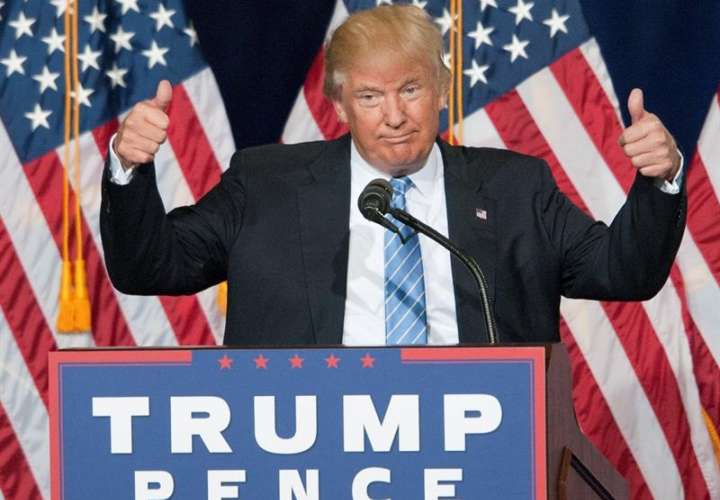 Donald Trump, el candidato presidencial republicano de Estados Unidos, habla a sus seguidores en el Centro de Convenciones de Phoenix (EE.UU.).  /  Foto: EFE