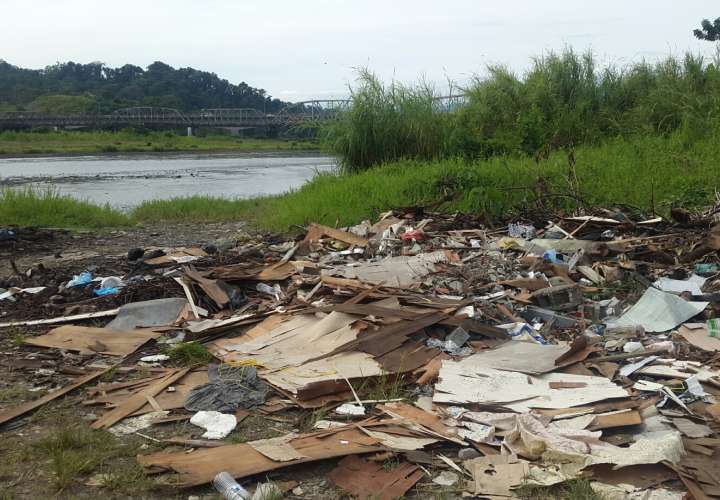 Denuncian contaminación de río Changuinola por basura