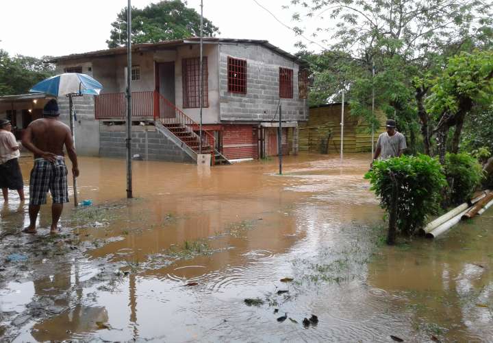 Casas inundadas por desborde de río Caimito