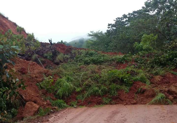 Deslizamiento de tierra en vía Soná-Las Palmas