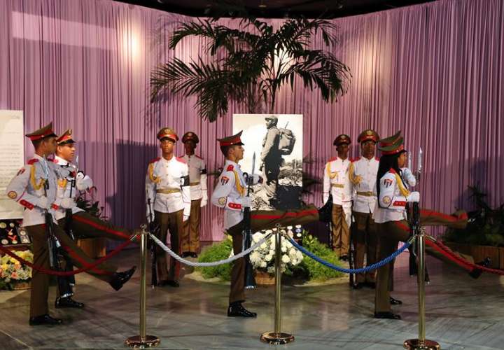 Un grupo de soldados custodia el altar del líder cubano Fidel Castro instalado en la Plaza de la Revolución de La Habana (Cuba). EFE