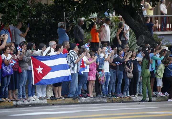 Miles de personas asisten hoy, miércoles 30 de noviembre de 2016, al paso de las cenizas del fallecido líder cubano Fidel Castro en La Habana (Cuba). EFE