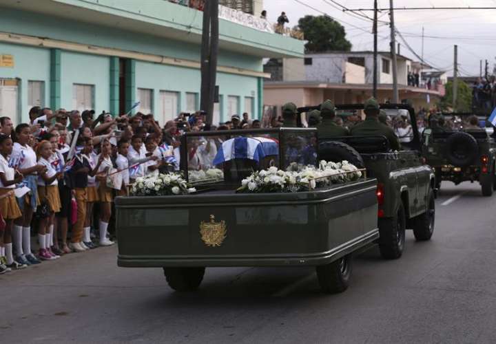 Cubanos saludan al paso de la caravana con las cenizas del fallecido líder de la revolución cubana, Fidel Castro, hoy, jueves 1 de diciembre de 2016, en Santa Clara (Cuba). EFE