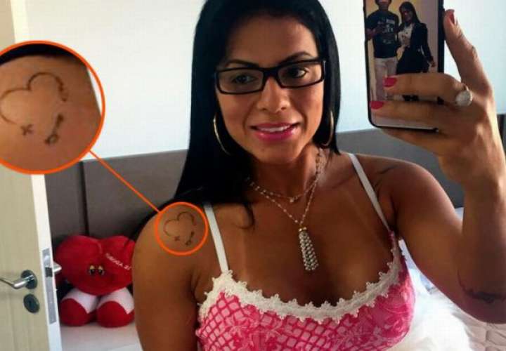 Rosangela Maria Loureiro muestra su tatuaje. Foto Instagram @rosangela_loureiro_