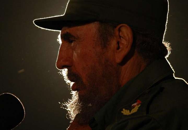 Fotografía de archivo del 3 de febrero de 2006, del fallecido líder cubano Fidel Castro, en La Habana (Cuba). EFE/Archivo