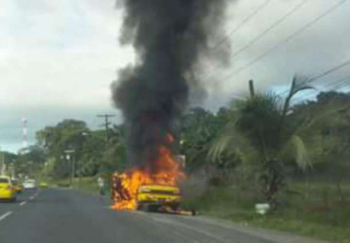 Taxi se incendia en Cativá