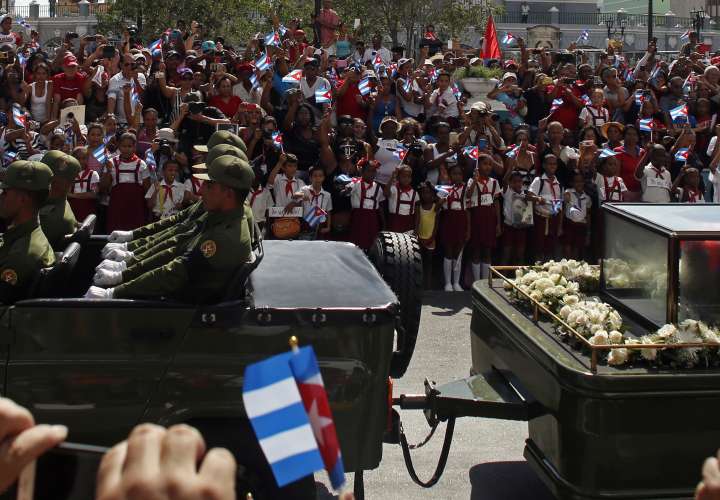 Adiós multitudinario a Fidel en Santiago, cuna de revolución