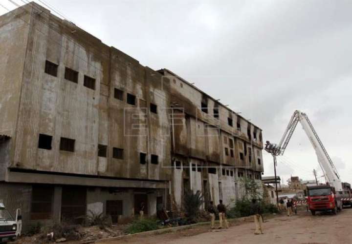 Miembros de los servicios de rescate en la fábrica de textiles incendiada EN 2012 en Karachi, Pakistán. EFE/Archivo 