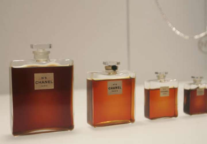 Chanel emitió un comunicado el viernes argumentando que los planes del tren afectarían la producción de sus perfumes más conocidos. / Foto: AP