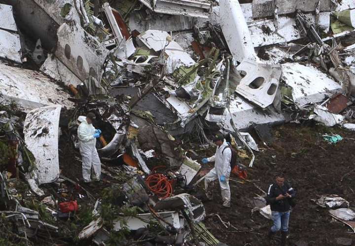 Fiscales analizan el accidente del avión de Lamia
