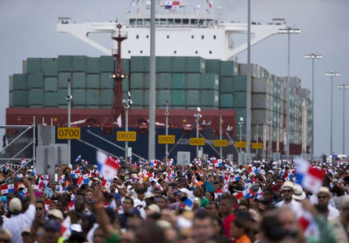 El tricolor de la bandera nacional le dio el toque de color a la fiesta de la inauguración de la ampliación del Canal de Panamá.  /  Foto: AP