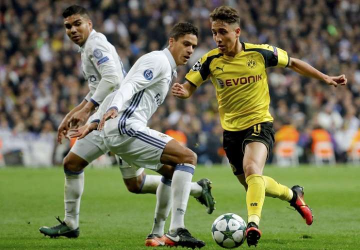 Raphael Varane (c) le hace la cobertura a Emre Mor (d) jugador del Borussia Dortmund. Foto EFE 