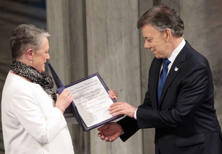 Santos recibe Nobel de la Paz con dedicatoria a Colombia 