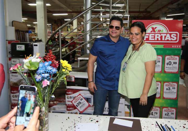 Salsero Rey Ruiz sorprende a clientes y fans del Súper Xtra