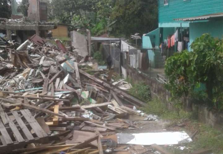 Miviot demolió casas y dejó toda la basura 