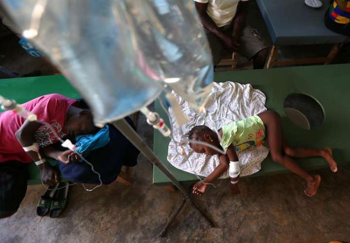 En la imagen, personas con síntomas de cólera reciben atención médica en Haití. EFE/Archivo