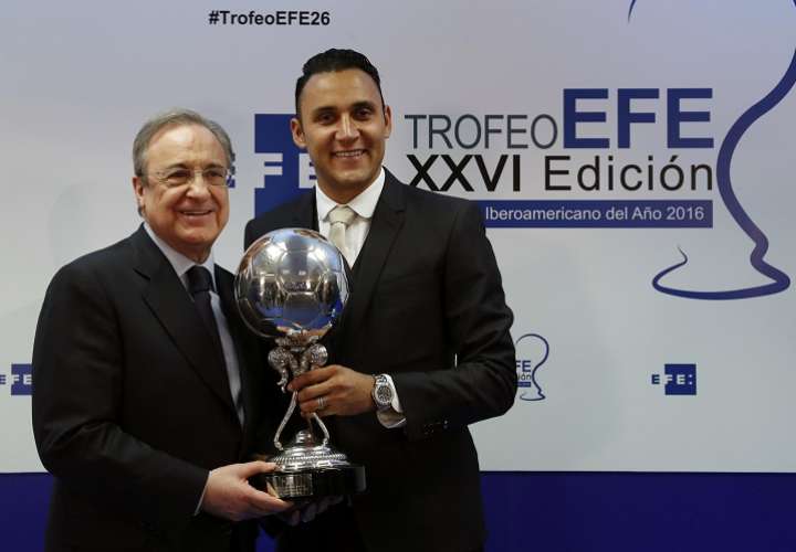 Keylor Navas junto a Florentino Pérez, presidente del Real Madrid. Foto EFE